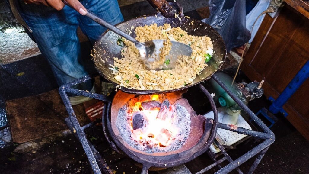 Cita Rasa Nasi Goreng Arang dengan Aroma Smoky yang Khas