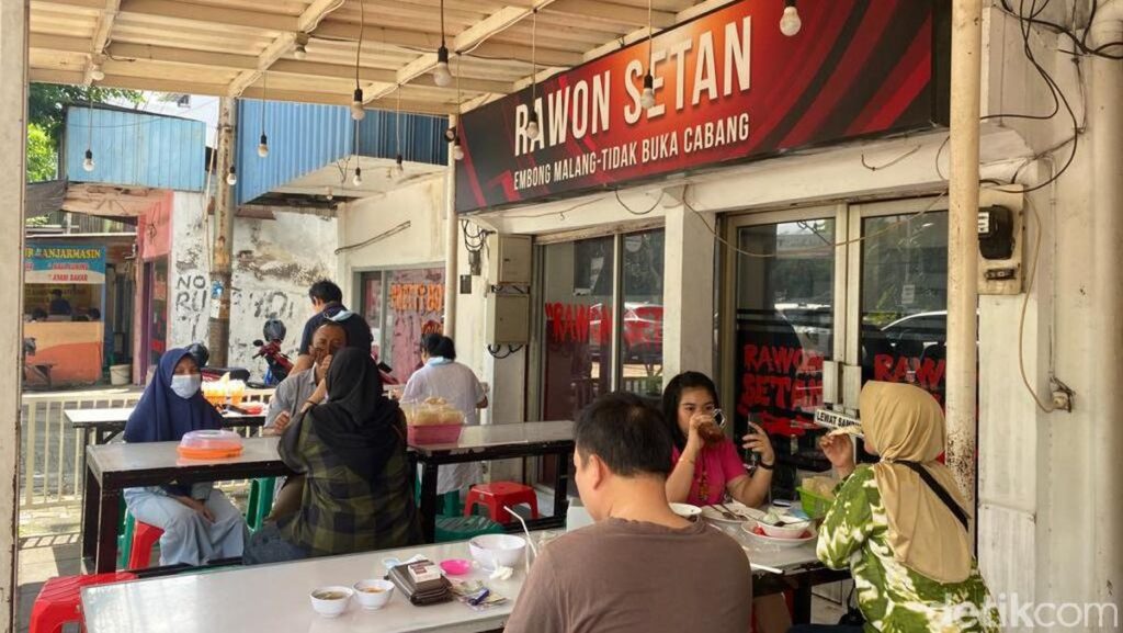 Beroperasi Sejak 1953, Rawon Setan Surabaya Masih Tetap Eksis!