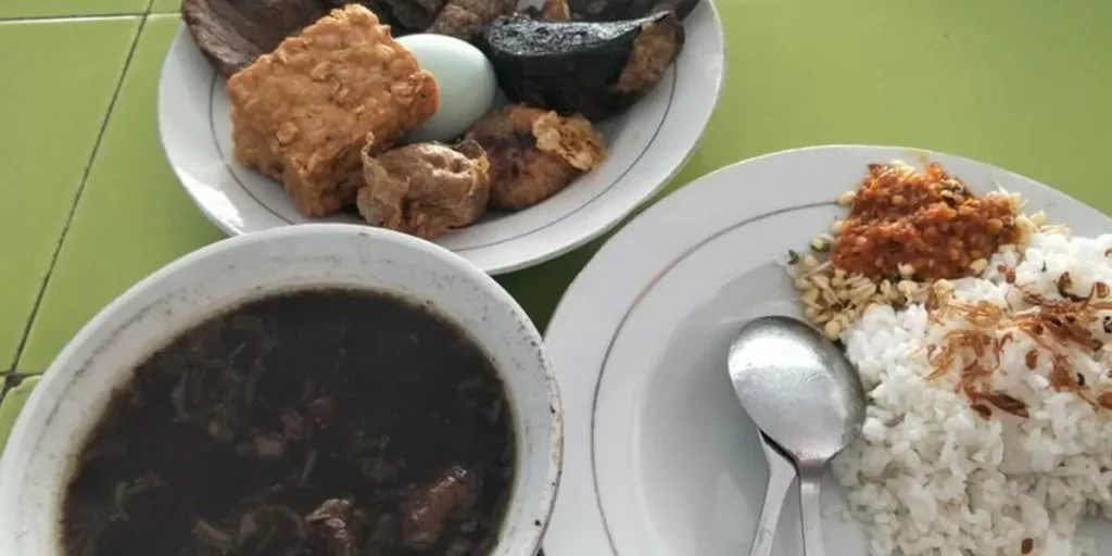 Beroperasi Sejak 1953, Rawon Setan Surabaya Masih Tetap Eksis!