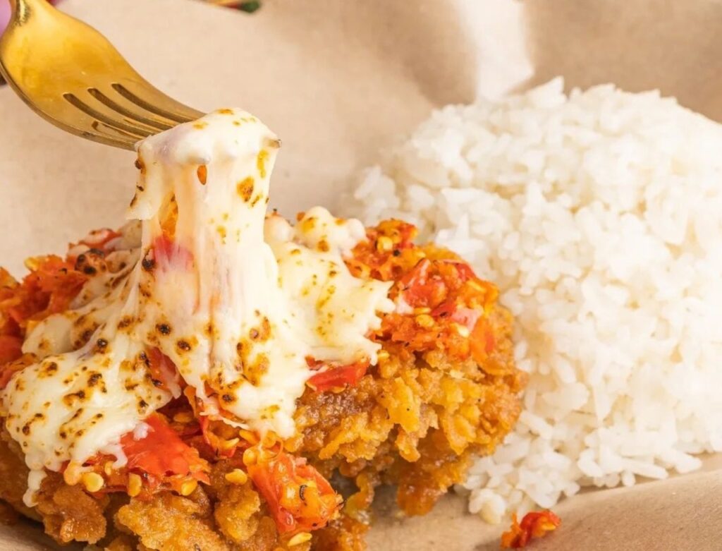Gila Pedas Gurih! Ayam Geprek Sambal Keju Leleh Ini Bikin Lidah Ketagihan Maksimal