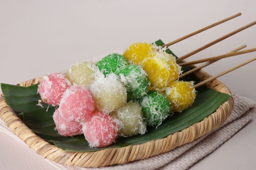 Asal-usul Kue Cenil Terungkap! Jajanan Warna-warni Ini Ternyata Simbol Persaudaraan yang Kuat Banget