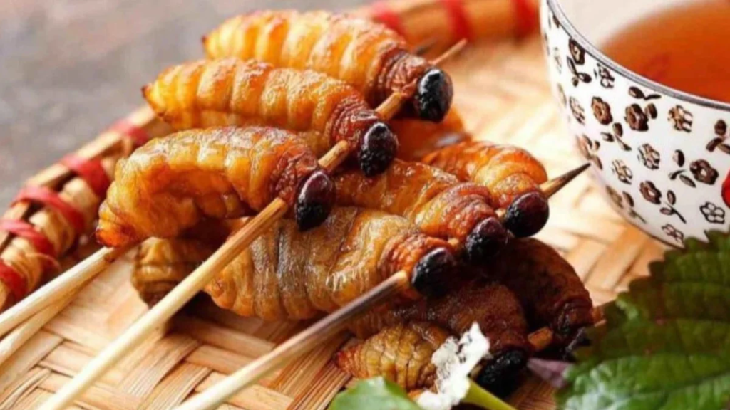 Berani Coba? Sate Ulat Sagu Khas Raja Ampat Ini Ternyata Kaya Protein dan Bikin Ketagihan