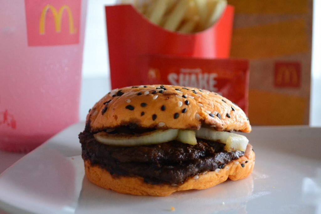 Burger Rendang McD Indonesia Akhirnya Hadir, Rasanya Bikin Penasaran!