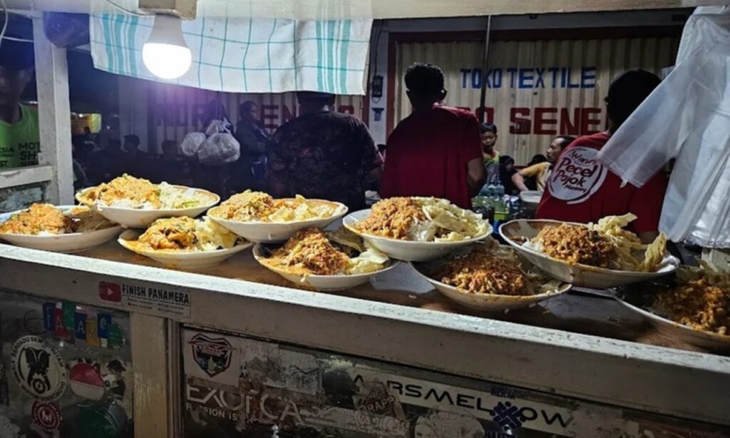 Rahasia Kuliner Legendaris Surabaya! Nasi Pecel Rawon Pojok Moroseneng Bikin Ketagihan