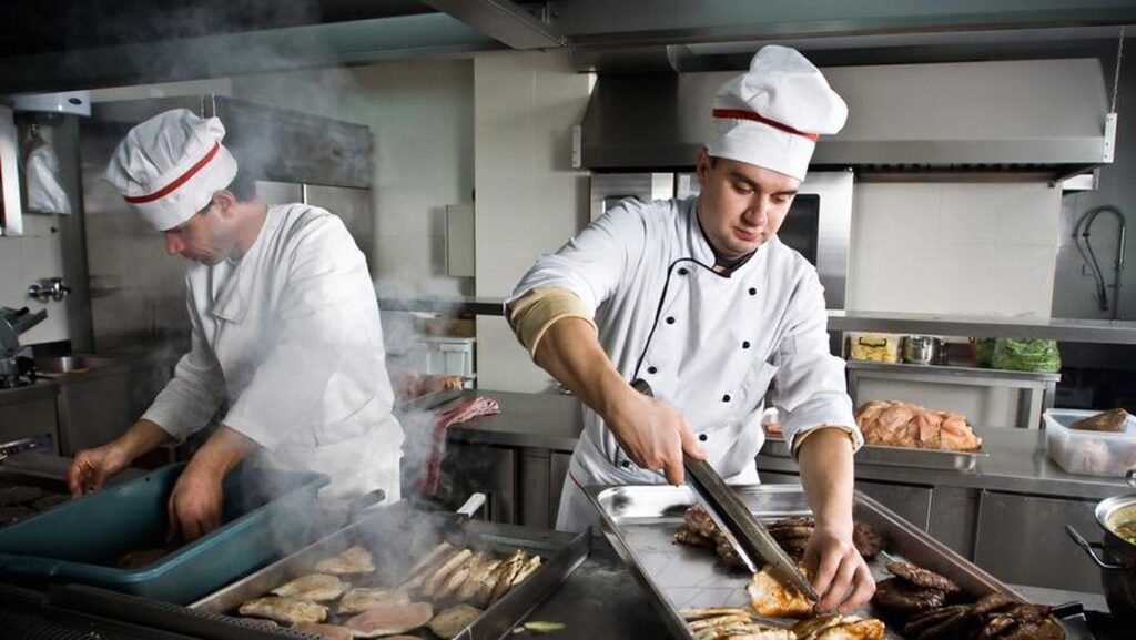 Chef Juna Sindir SDM Kuliner Manja, Pernyataan Pedas Ini Bikin Heboh Dunia Masak!