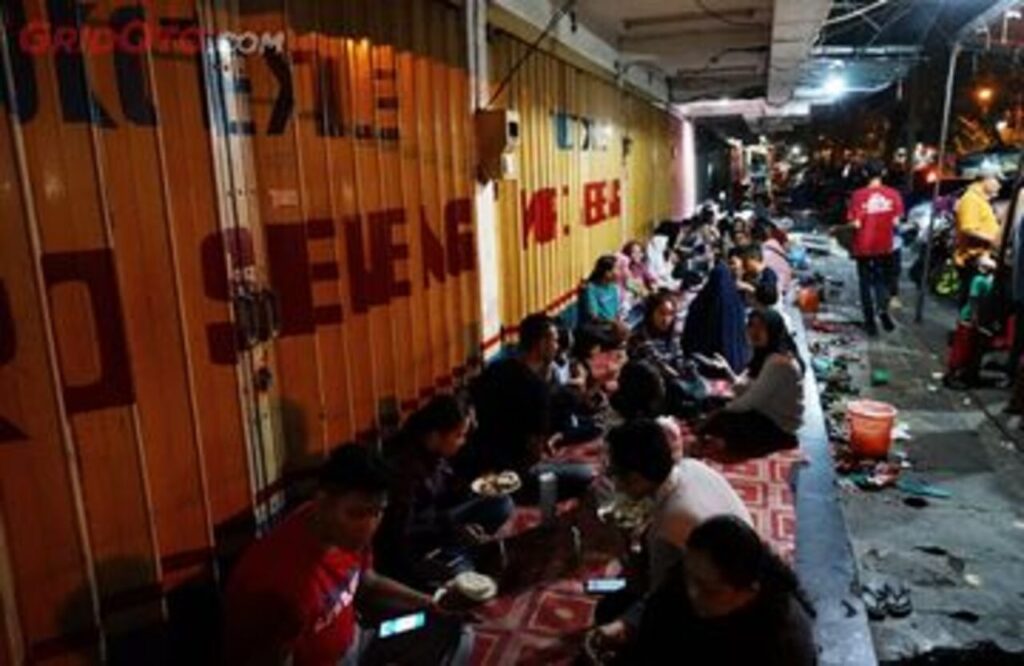 Rahasia Kuliner Legendaris Surabaya! Nasi Pecel Rawon Pojok Moroseneng Bikin Ketagihan