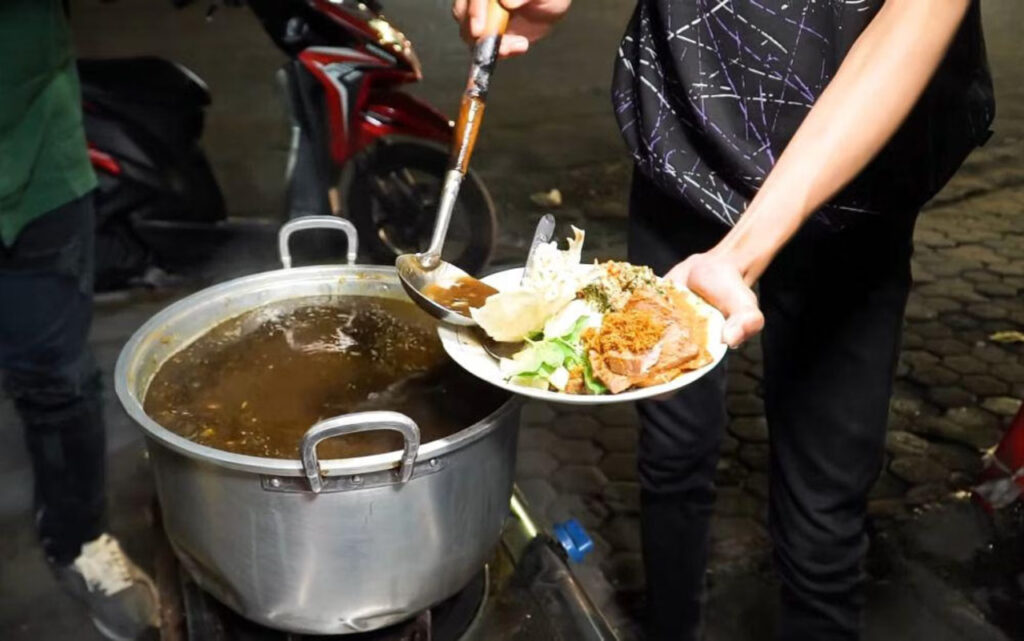 Rahasia Kuliner Legendaris Surabaya! Nasi Pecel Rawon Pojok Moroseneng Bikin Ketagihan