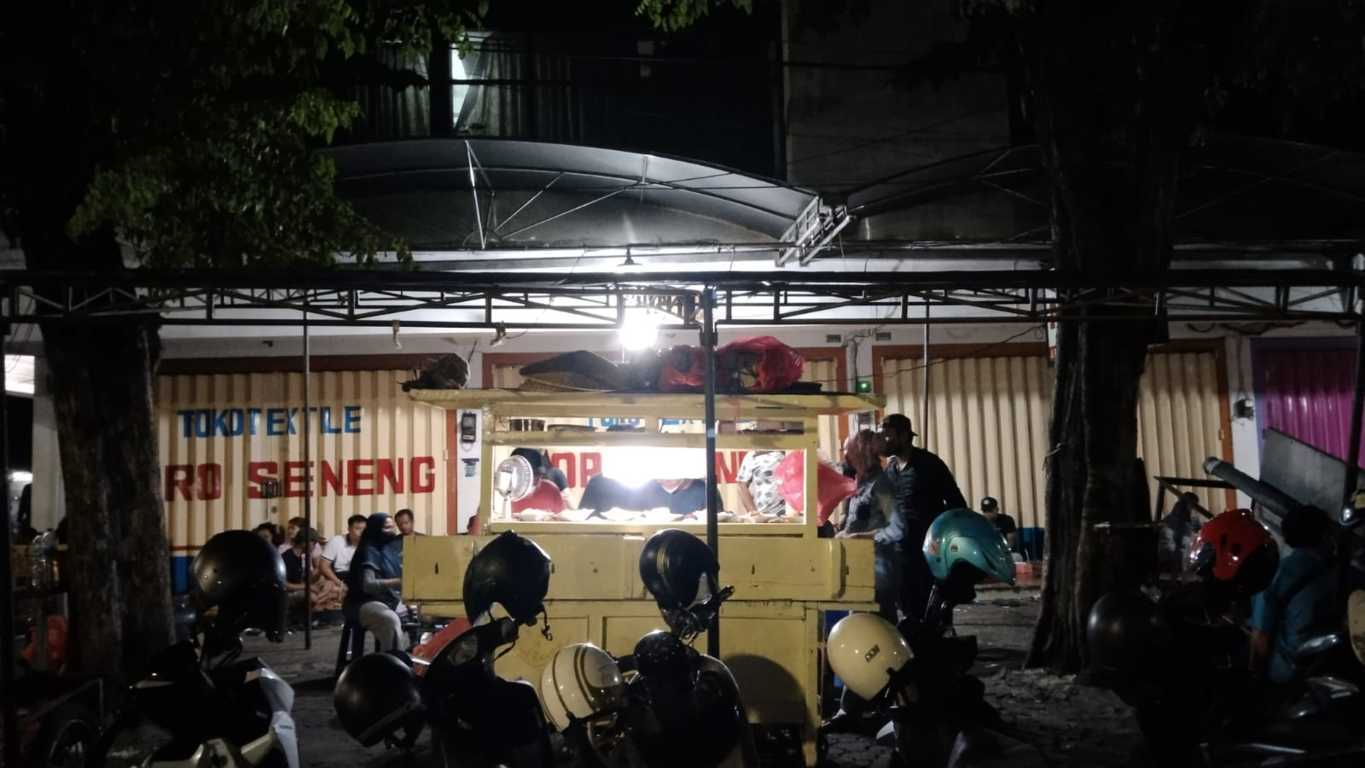 Rahasia Kuliner Legendaris Surabaya! Nasi Pecel Rawon Pojok Moroseneng Bikin Ketagihan