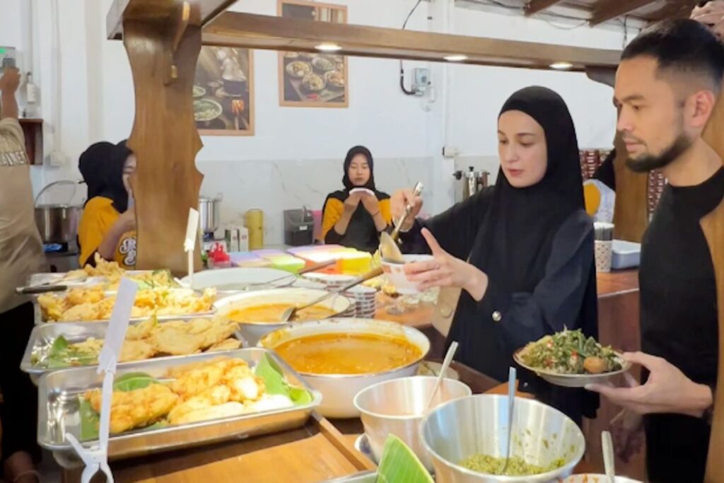 Cuma Rp 6.500, Rumah Makan Milik Teuku Wisnu Ini Bolehkan Pelanggan Makan Sepuasnya