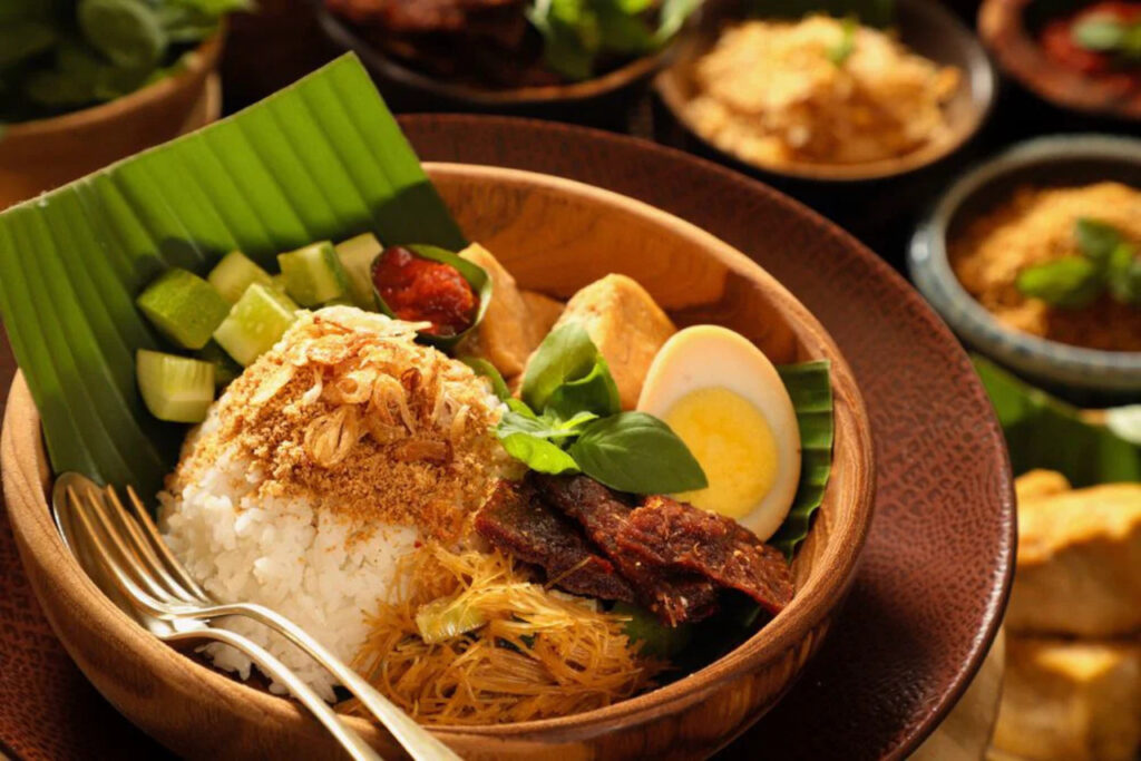 Masih Eksis dan Ramai! Rekomendasi Nasi Ulam Jakarta yang Bikin Lidah Tak Bisa Move On