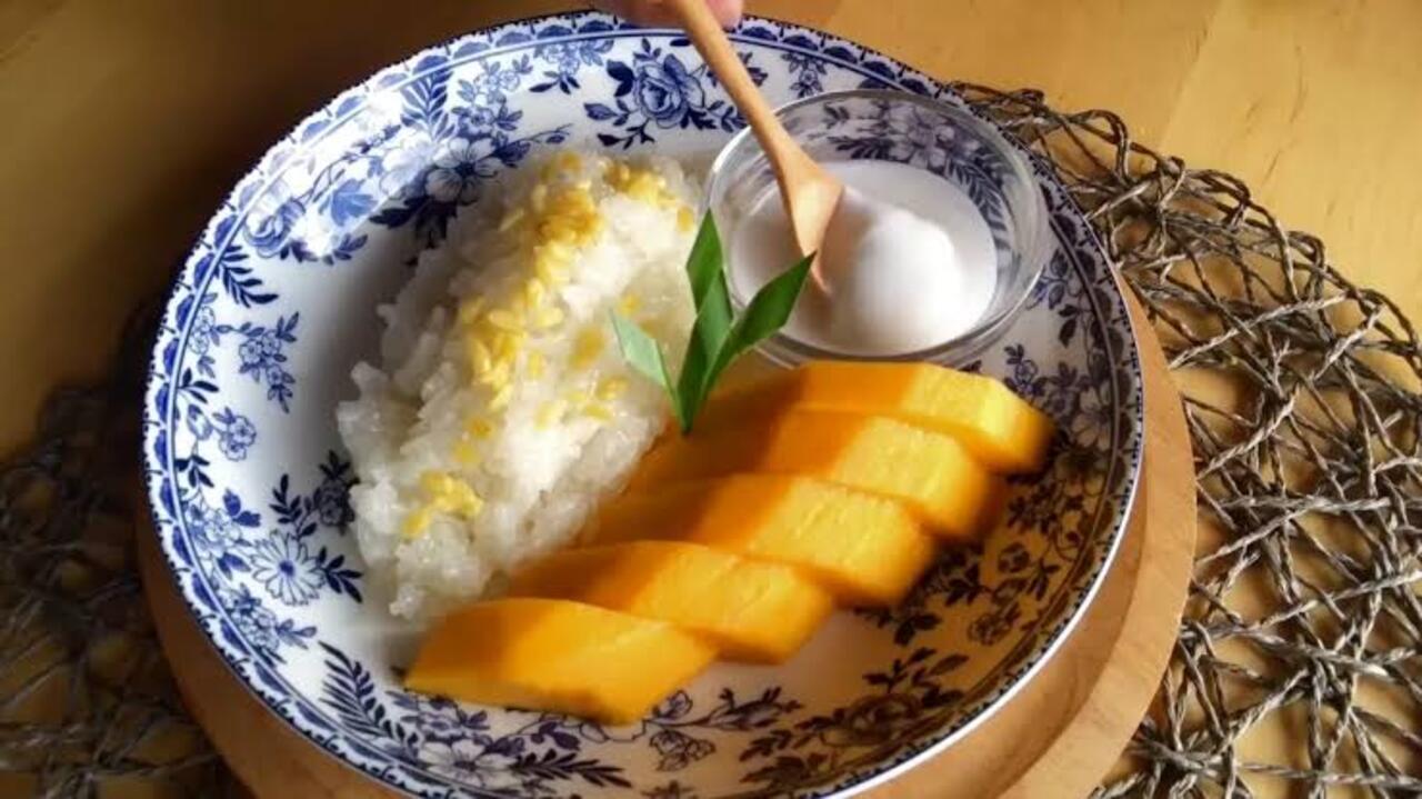 Bukan Cuma Mango Sticky Rice! Ini Dessert Tradisional Thailand yang Bikin Lisa BLACKPINK Jatuh Cinta!