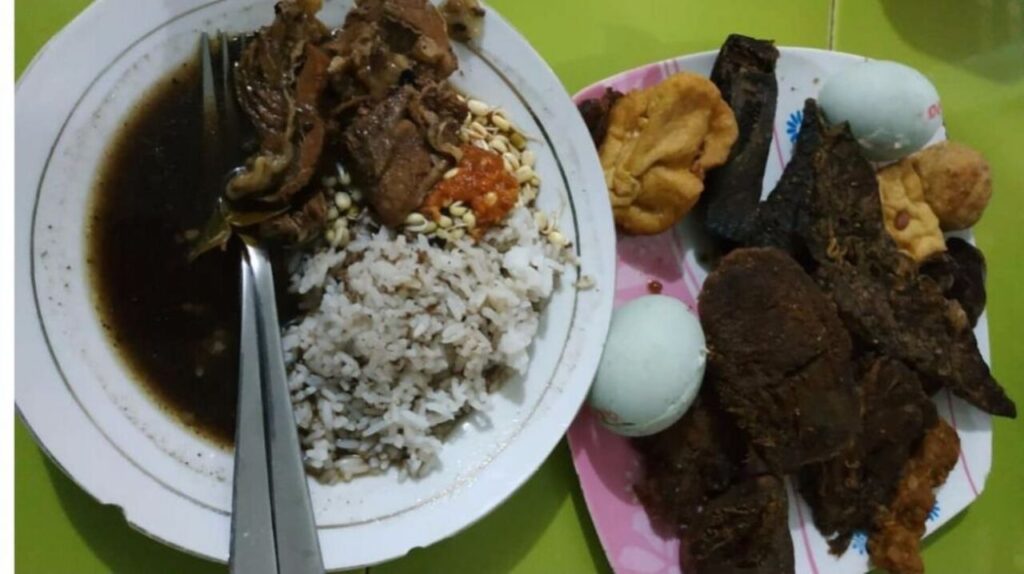 Kuliner Legendaris Surabaya, Rawon Setan Ini Selalu Ramai Pembeli hingga Larut Malam