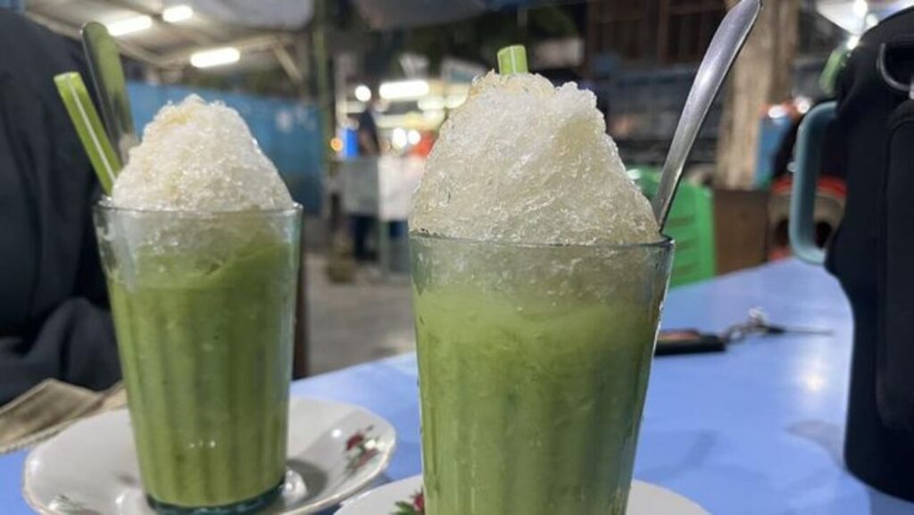 Sudah Berdiri Puluhan Tahun, Pokat Kocok Bu Iyah Tetap Ramai Diburu Pembeli