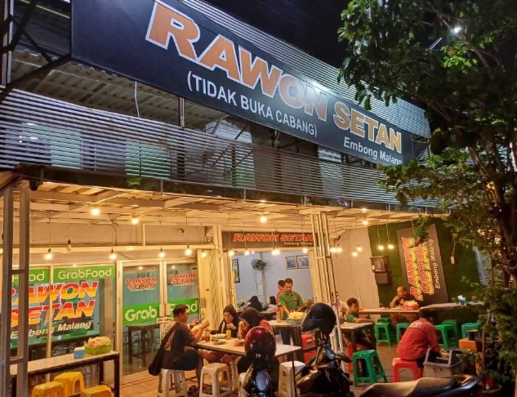 Kuliner Legendaris Surabaya, Rawon Setan Ini Selalu Ramai Pembeli hingga Larut Malam